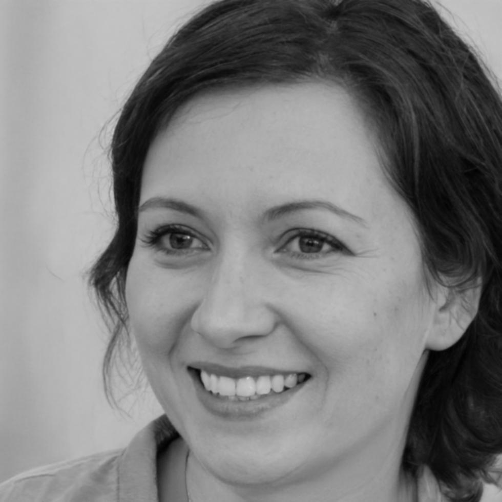 Assistant instructor Saoirse Ó Conaill reviewing student projects