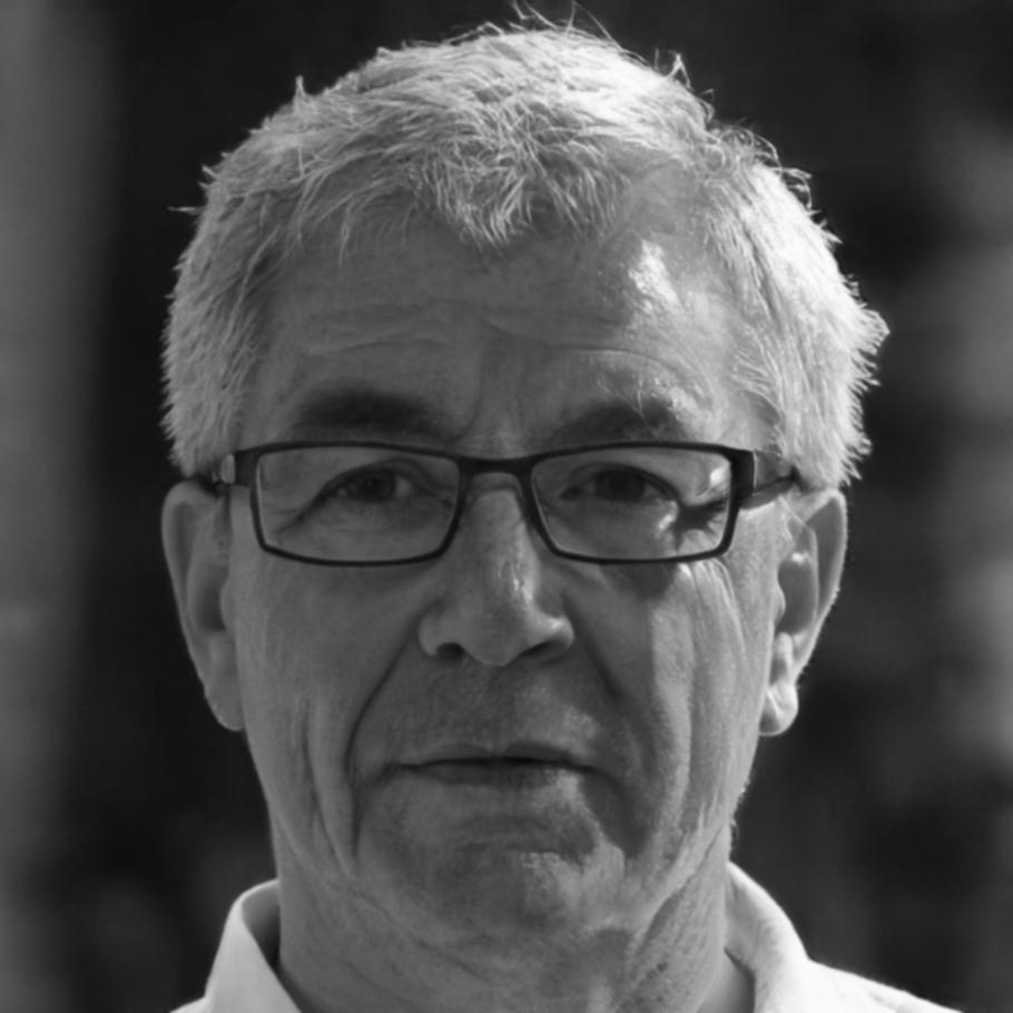 Instructor Viggo Lindström teaching web design concepts